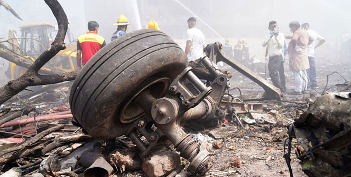 ایئر انڈیا طیارہ حادثے میں 260ہلاکتیں ، جہاز گرنے کی وجہ کیا بنی ،فیول کنٹرول سوئچ کس نے بند کیے؟ پائلٹس کی ریکارڈڈ گفتگو، رپورٹ سامنے آگئی