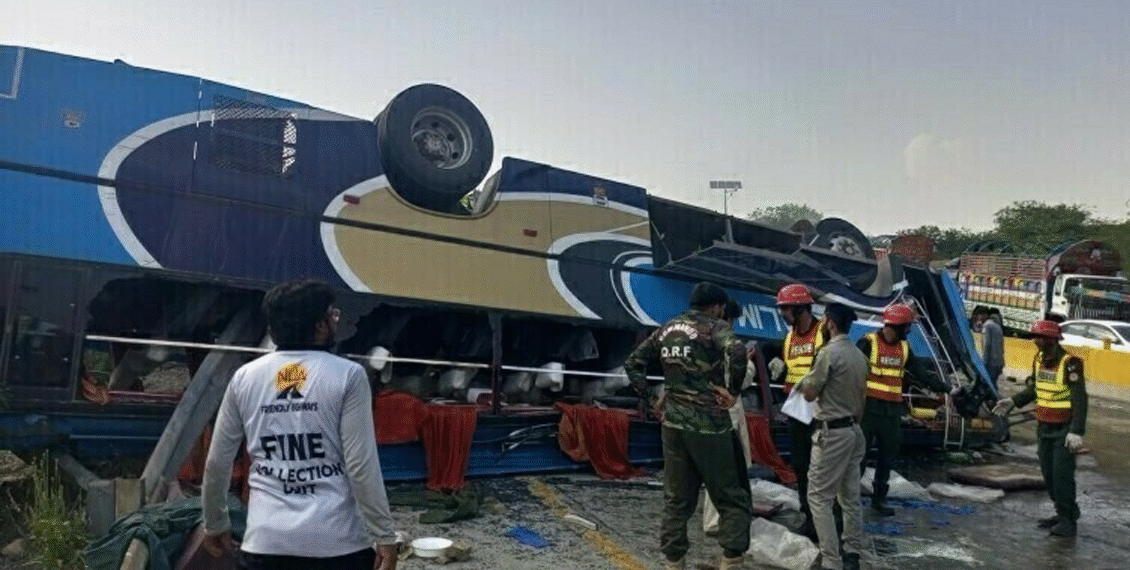 موٹروے پر چکری کے قریب بس حادثے کا شکار