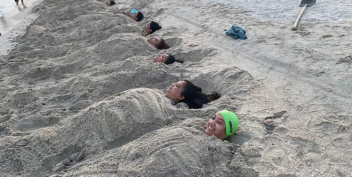 یہ اماراتی رہائشی سورج نکلنے سے پہلے خود کو گردن تک ریت میں کیوں دفن کرتے ہیں؟حیرت انگیز انکشافات