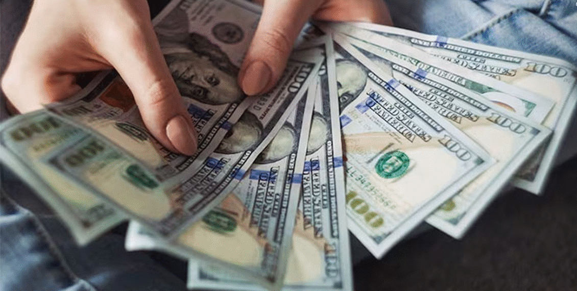 تیز بارش میں دکان میں پناہ لینے والی خاتون کروڑ پتی کیسے بن گئی؟