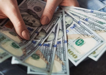 تیز بارش میں دکان میں پناہ لینے والی خاتون کروڑ پتی کیسے بن گئی؟