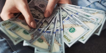 تیز بارش میں دکان میں پناہ لینے والی خاتون کروڑ پتی کیسے بن گئی؟