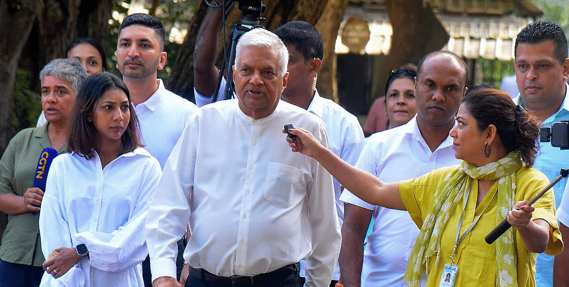 اہلیہ کے ہمراہ سرکاری دورے سے واپسی پر لندن میں مختصر قیام ، سری لنکا کے سابق صدر رانیل وکرما سنگھے کوریاستی فنڈز کے غلط استعمال پر گرفتار کر لیا گیا