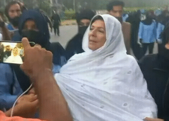 امریکا میں جائیدادوں سے متعلق سوال پر پی ٹی آئی کارکنان کا صحافیوں پر تشدد، علیمہ خان کیخلاف مقدمہ درج