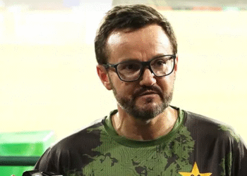 بھارتیوں سے ہاتھ ملانے گئے تو کیا ہوا؟ پاکستان کے ہیڈ کوچ نے سارا قصہ سنادیا