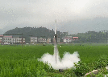 انٹرنیٹ سے سیکھ کر نوجوان راکٹ بنانے اور اسے 400 میٹر بلندی تک بھیجنے میں کامیاب