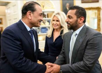 فیلڈ مارشل عاصم منیر اور ہندوستانی نژاد امریکن ایف بی آئی سربراہ کا ہاتھ ملانا امریکہ سے ہندوستان تک بھاریتوں کے درمیان بڑا مسئلہ بن گیا