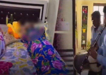 ماں نے اپنے دیر تک پڑے سوتے بچوں کو جگانے کیلئے بینڈ بلوا لیا، ویڈیو وائرل