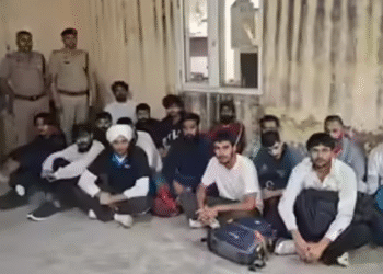 ڈنکی لگا کر امریکہ پہنچنے والے 50 کے قریب بھارتی نوجوانوں کو امریکہ سے ہتھکڑیاں لگا کر واپس بھارت ڈی پوررٹ کر دیا گیا