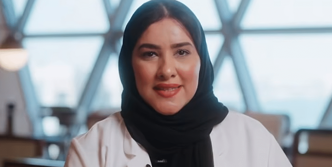 خطرناک بیماری کی وجہ سے ٹانگ اور انگلیاں کھودینے والی خاتون نوف حسن المعینی کی ڈاکٹر بننے کا خواب پورا کرنے کی بے مثال کہانی