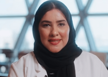 خطرناک بیماری کی وجہ سے ٹانگ اور انگلیاں کھودینے والی خاتون نوف حسن المعینی کی ڈاکٹر بننے کا خواب پورا کرنے کی بے مثال کہانی