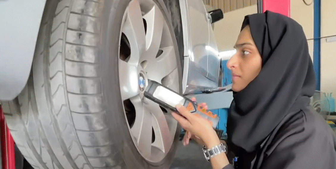 یو اے ای کی پہلی خاتون مکینک جسے امارتی صدر نے فون کرکے اپنی گاڑی ٹھیک کرنے کی درخواست کی