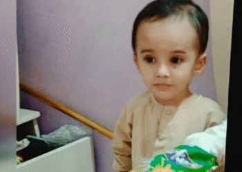 کراچی: مین ہول میں گرنے والے 3 سالہ بچے کی 14 گھنٹوں بعد لاش نکال لی گئی