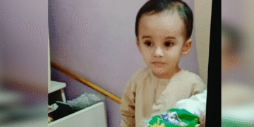 کراچی: مین ہول میں گرنے والے 3 سالہ بچے کی 14 گھنٹوں بعد لاش نکال لی گئی