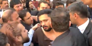 ویڈیو :سٹی کورٹ کراچی میں یوٹیوبر رجب بٹ پر وکلاء کا حملہ ، شدید تشدد ، وجہ بھی سامنے آگئی