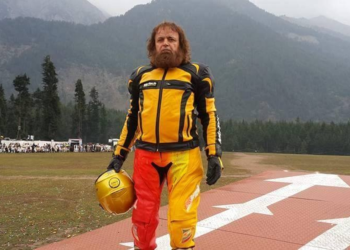 پاکستان کے معروف موٹر کار اسٹنٹ مین سلطان گولڈن نے کوئٹہ میں دو عالمی ریکارڈ توڑ ڈالے