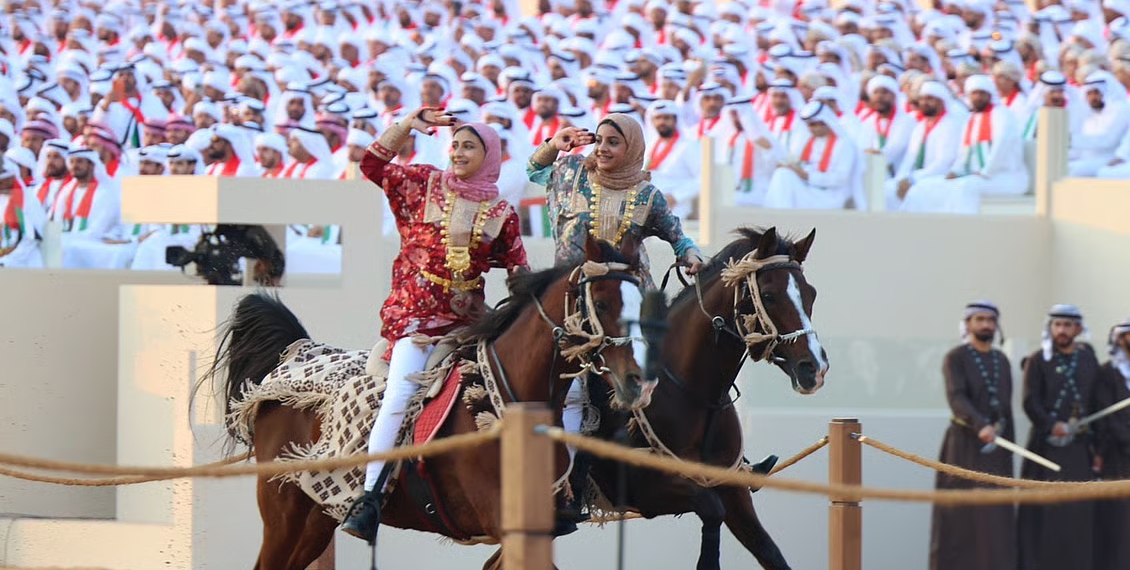 یو اے ای کی وہ باہمت نوعمر لڑکیاں جنہوں نے گھڑ سواری کے شاندار اور خطرناک کرتب دکھا کر صدر کا بھی دل جیت لیا