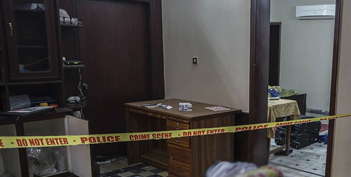 کراچی: فلیٹ سے 3 خواتین کی لاشیں ملنے کا معاملہ مشکوک، گھر کے سربراہ کی جانب سے جادو ٹونا کیے جانے کا بھی انکشاف، مرنے والوں کے خون میں مشکوک چیزیں پائی گئیں 