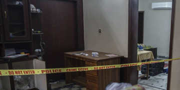کراچی: فلیٹ سے 3 خواتین کی لاشیں ملنے کا معاملہ مشکوک، گھر کے سربراہ کی جانب سے جادو ٹونا کیے جانے کا بھی انکشاف، مرنے والوں کے خون میں مشکوک چیزیں پائی گئیں 