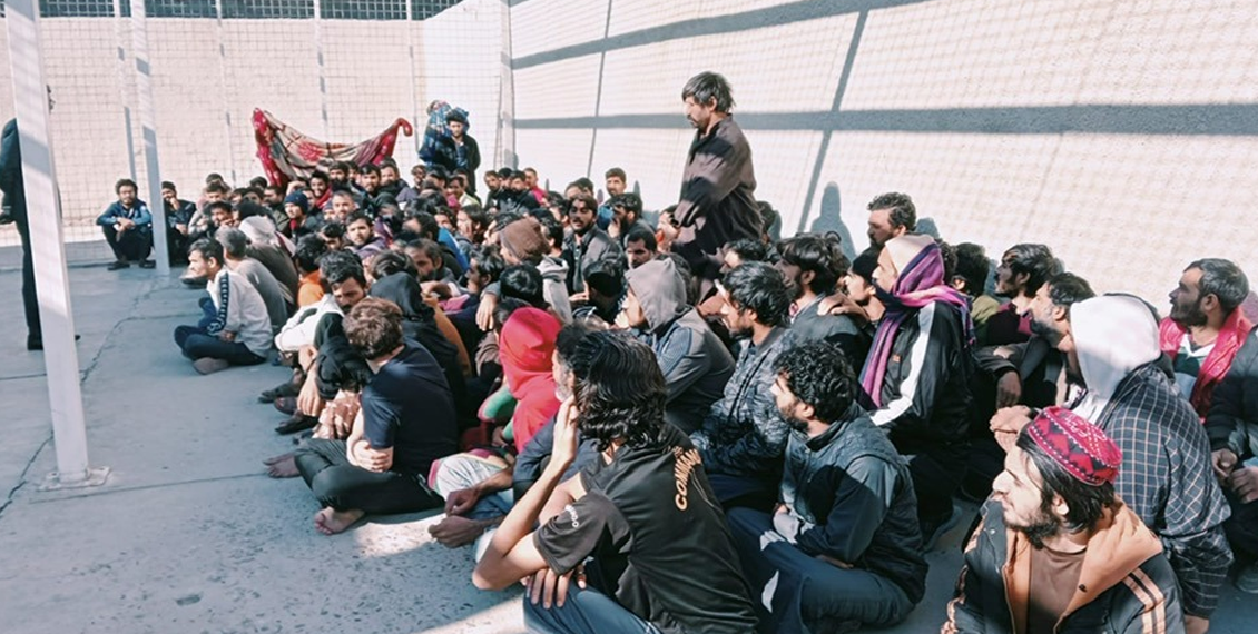 عراق میں گرفتار پاکستانی شہریوں سے متعلق وائرل ویڈیو پر پاکستانی سفارتخانے کا نوٹس ،116 پاکستانی زیر حراست نکلے ، گرفتاری کی وجہ کیا بنی ؟ شہریوں کیلئے انتباہ جاری