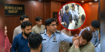 کراچی جیولری شاپ چھاپہ و تشدد کیس، ملوث ایف آئی اے اہلکاروں کیخلاف کارروائی ،ایڈیشنل ڈائریکٹر رباب قاضی کا تبادلہ ،2 انسپکٹر معطل ،9 افسران و اہلکاروں کے خلاف محکمانہ کارروائی