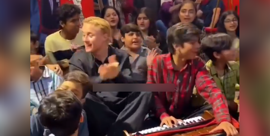 ننھی انگلیاں ہارمونیم پر بجلی بن گئیں، پاکستانی سُروں پر گورا بھی جھوم اٹھا